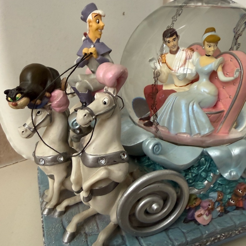Disney Cinderella 50th Anniversary Carriage Musical Snow Globe - Picture 3 of 8